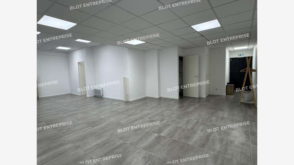 Loue local commercial 65m² à Vannes Bvd de la Paix