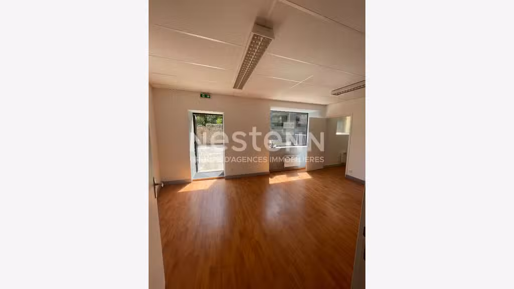 Location local 61m² dans rue commerçante à Vannes