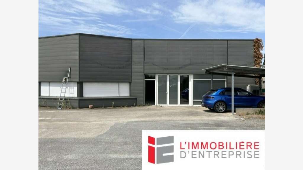 A louer local 475m² Vannes Zone de Parc Lann