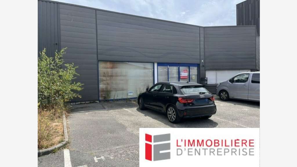 A louer local 475m² Vannes Zone de Parc Lann
