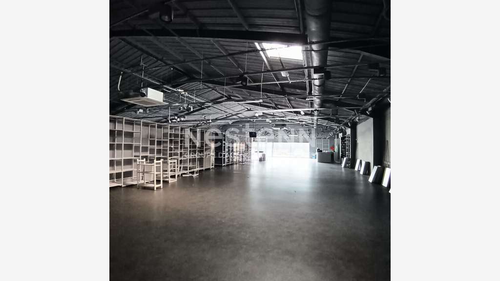 A louer local commercial 740m² ZA Vannes 