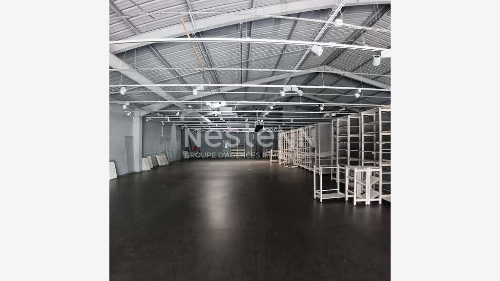 A louer local commercial 740m² ZA Vannes 