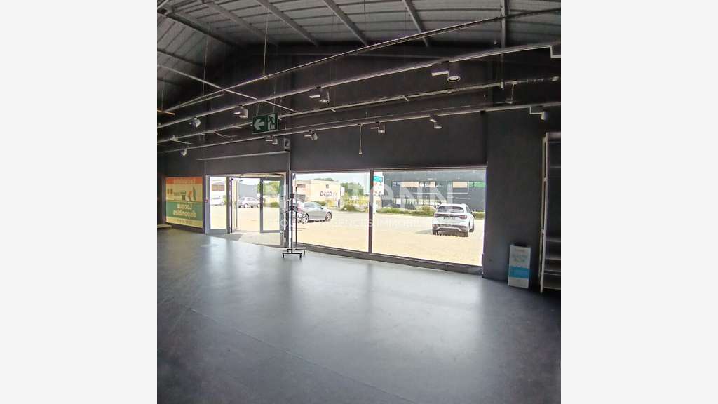 A louer local commercial 740m² ZA Vannes 