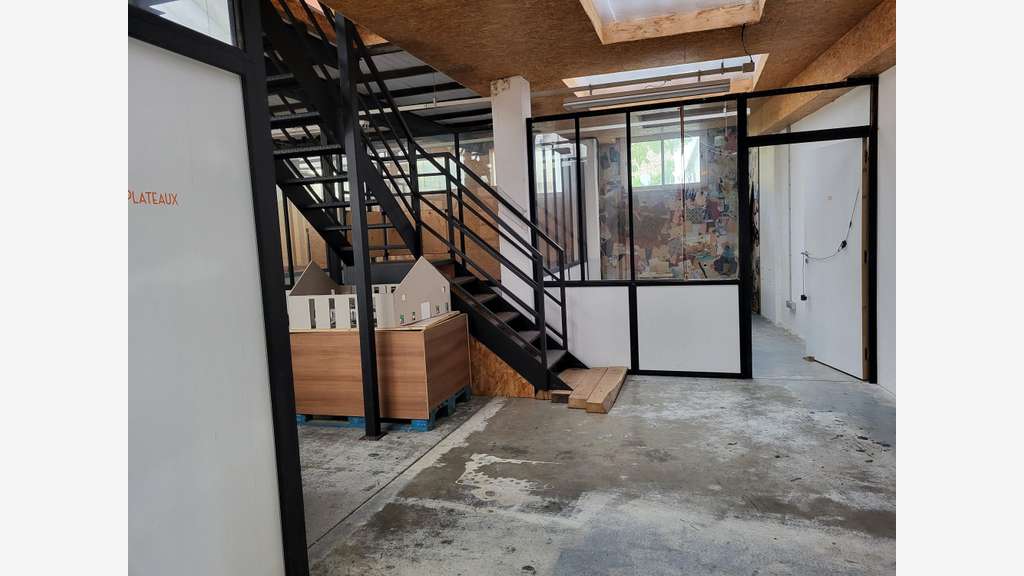 Loue local commercial de 310m² à Vannes centre