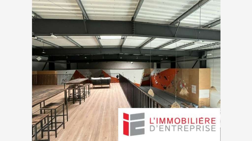 Cellule isolée double peau 600m² à louer à Vannes