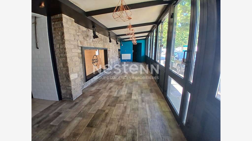 Local commercial 140m² à louer empl N°1 à Vannes  