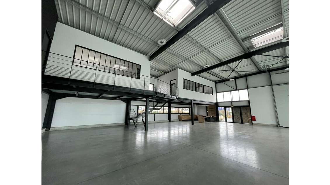 A LOUER - LOCAL COMMERCIAL - VANNES LUSCANEN
