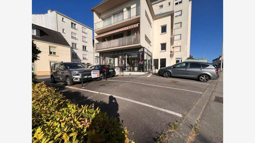 GRAND LOCAL COMMERCIAL DE 240M² - 7 PARKINGS