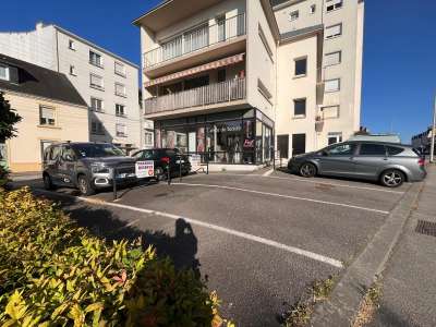 GRAND LOCAL COMMERCIAL DE 240M² - 7 PARKINGS