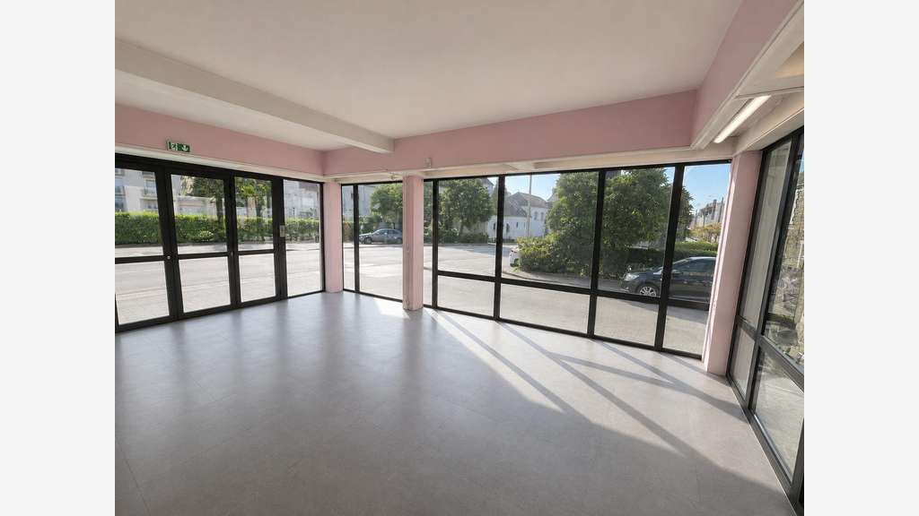 GRAND LOCAL COMMERCIAL DE 240M² - 7 PARKINGS