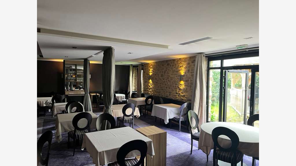 RESTAURANT À LOUER 180 M² - EMPLACEMENT AXE RN165 