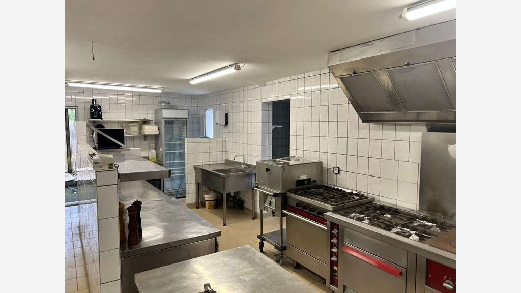 RESTAURANT À LOUER 180 M² - EMPLACEMENT AXE RN165 