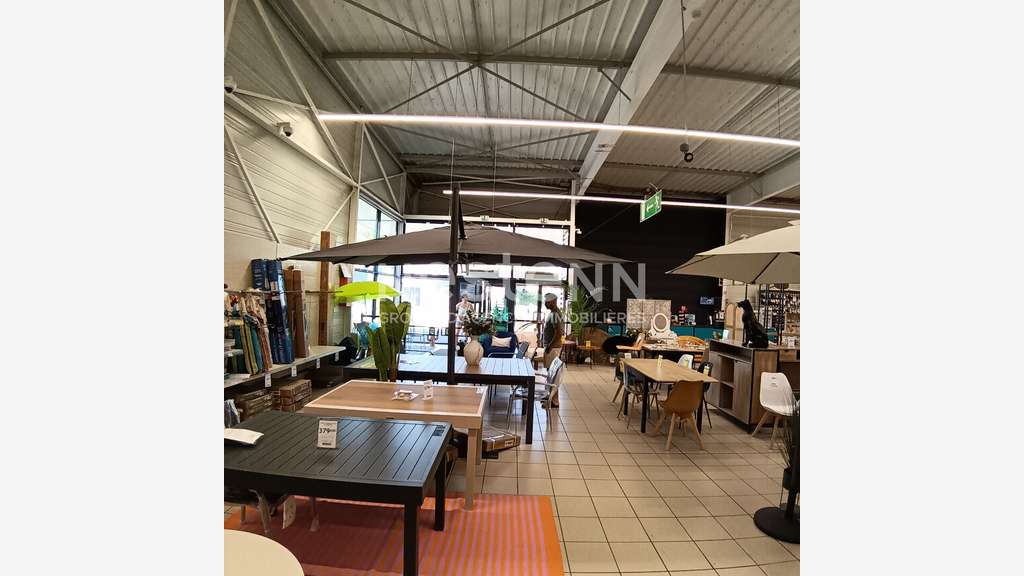 Local commercial de 1150m² à louer en zc de Vannes