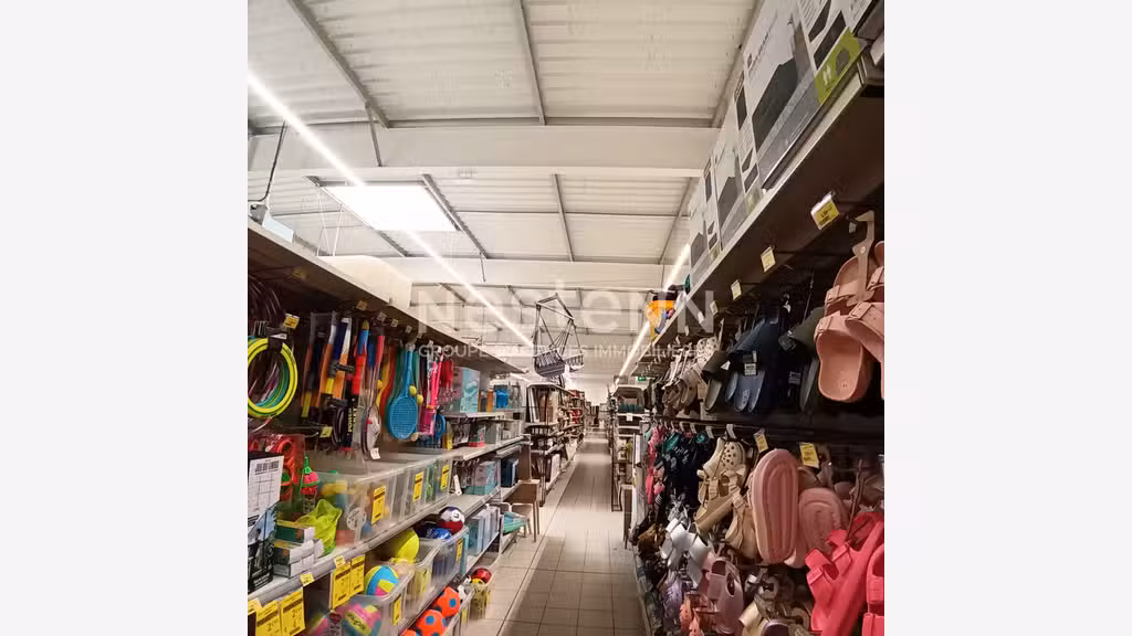 Local commercial de 1150m² à louer en zc de Vannes