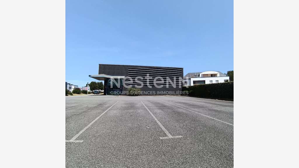 Local commercial de 1150m² à louer en zc de Vannes