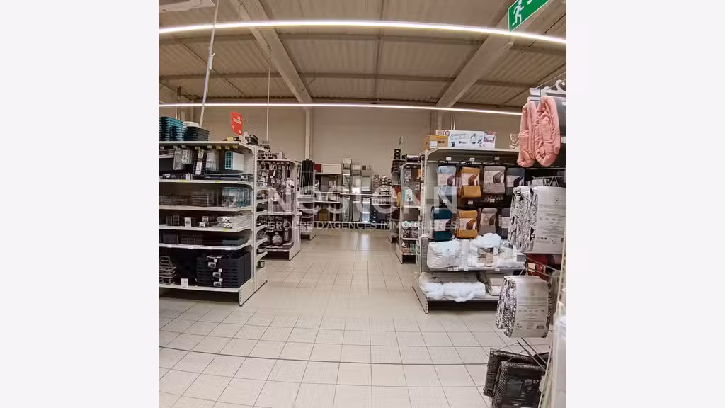 Local commercial de 1150m² à louer en zc de Vannes