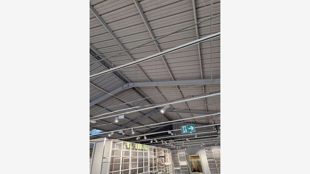 Local commercial de 740m² à louer à Vannes Ouest