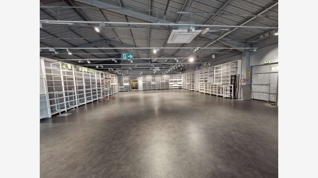 Local commercial de 740m² à louer à Vannes Ouest