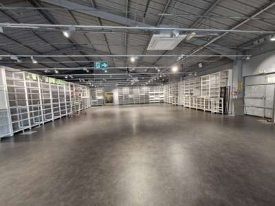 Local commercial de 740m² à louer à Vannes Ouest