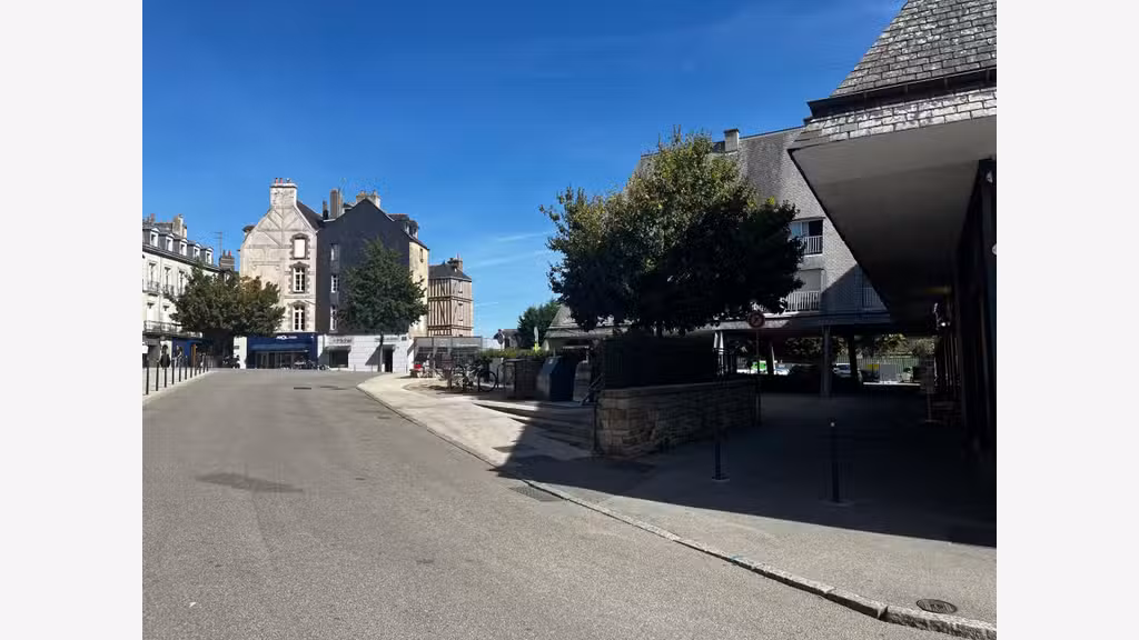A LOUER - Local -Coeur de ville - Place du marché 