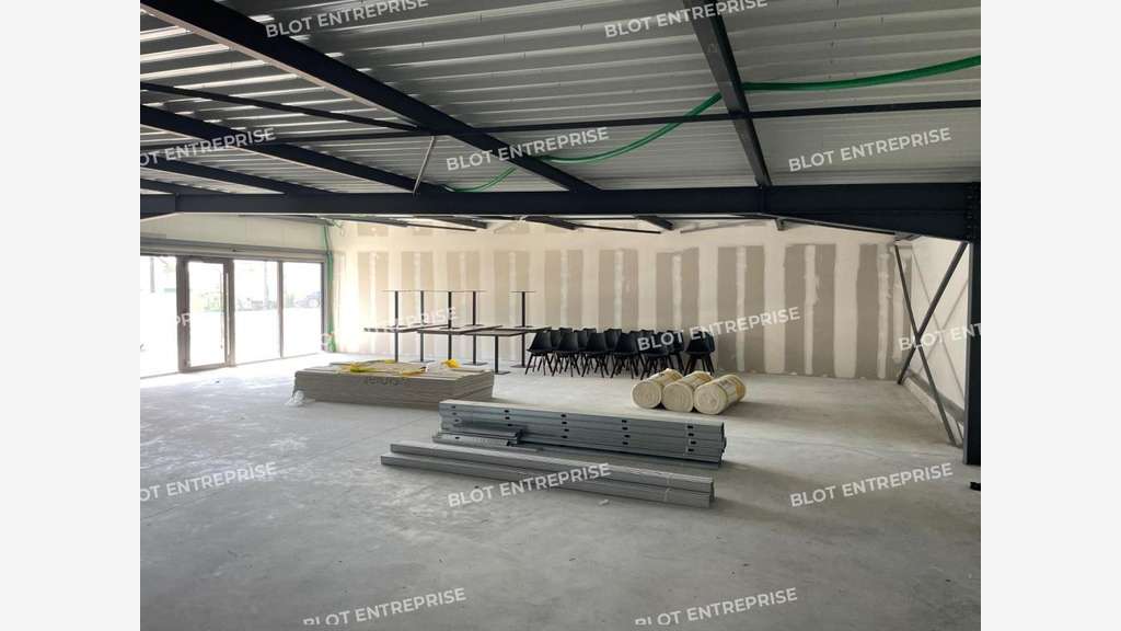 A louer local commercial 324m² à Varades