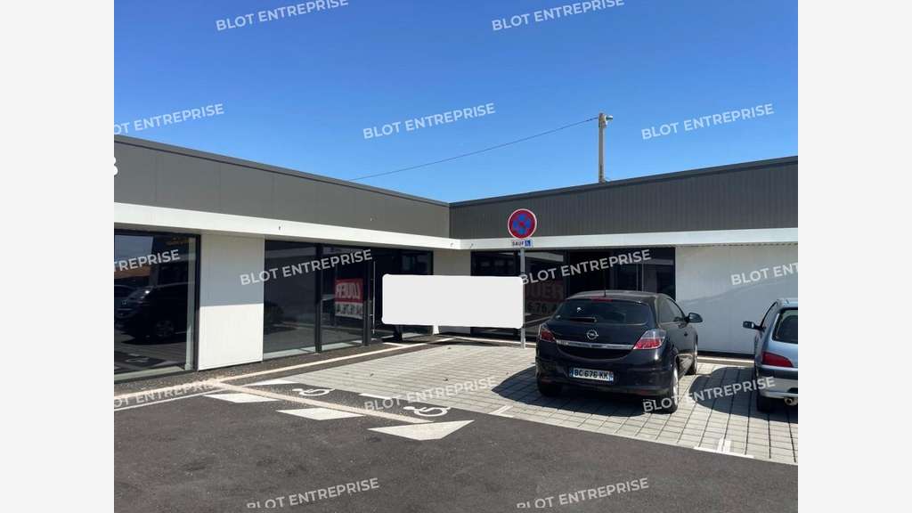A louer local commercial 324m² à Varades