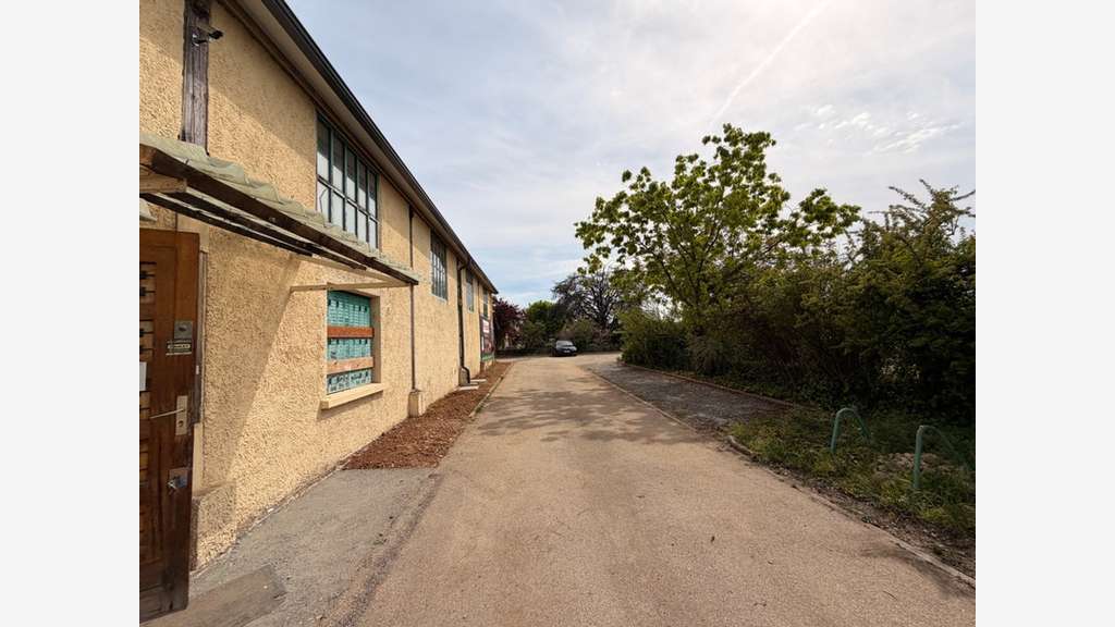 Loue local atelier show room 560m² Vaulx en Velin