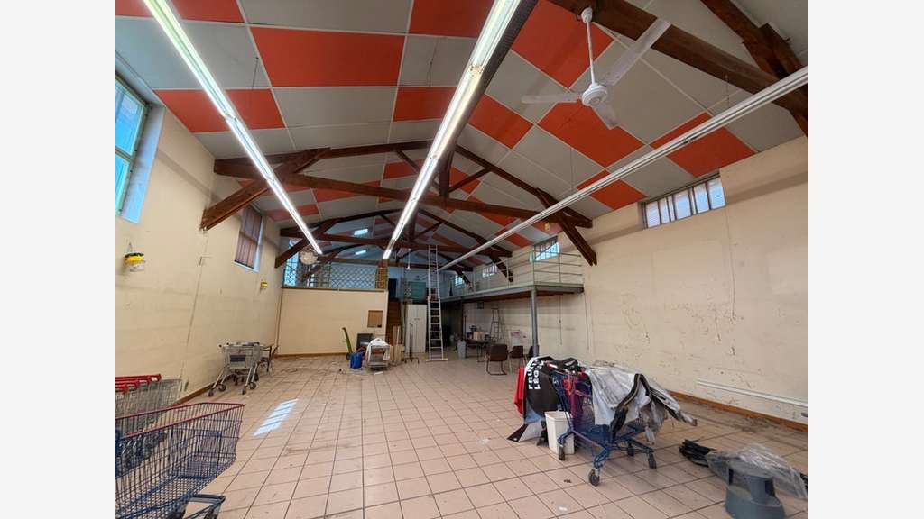 Loue local atelier show room 560m² Vaulx en Velin