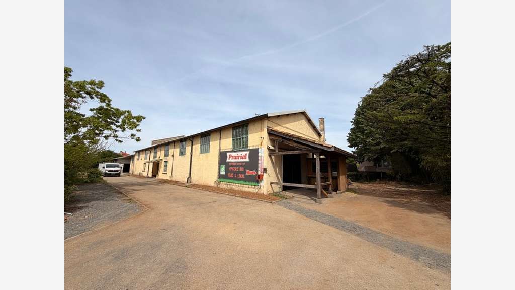 Loue local atelier show room 560m² Vaulx en Velin
