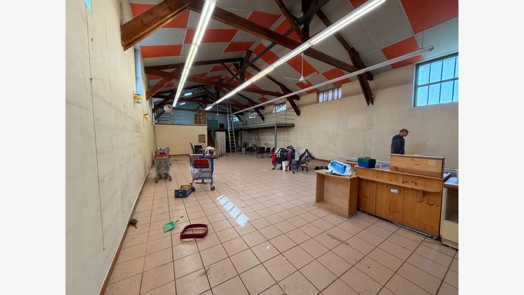 Loue local atelier show room 560m² Vaulx en Velin
