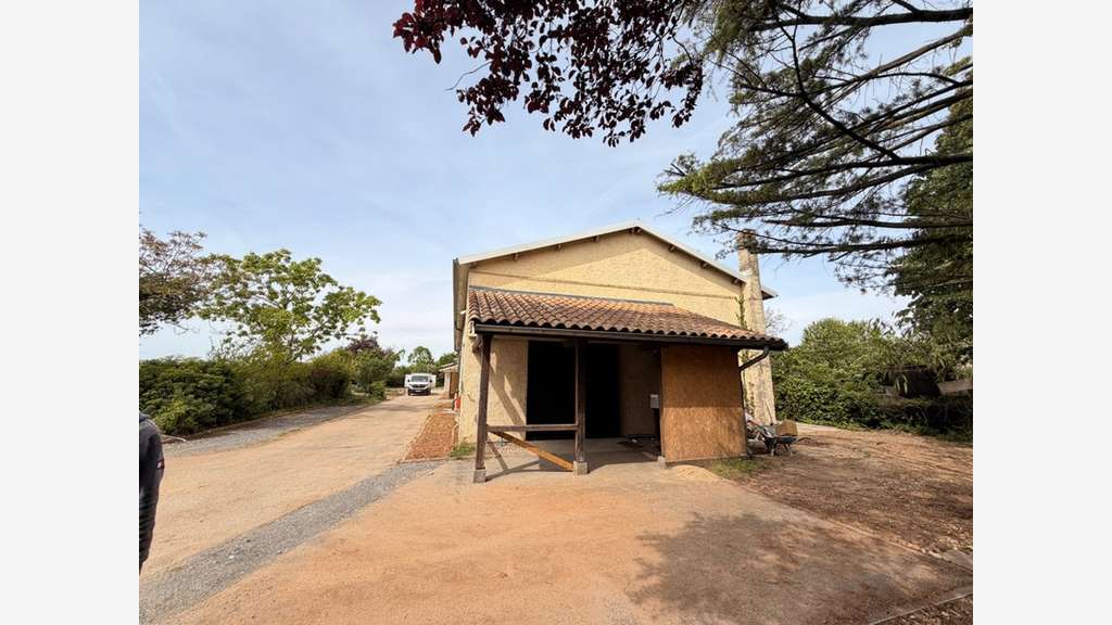 Loue local atelier show room 560m² Vaulx en Velin
