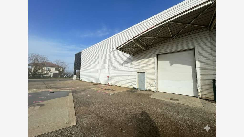 A louer local commercial 980m² à Vaulx-en-Velin