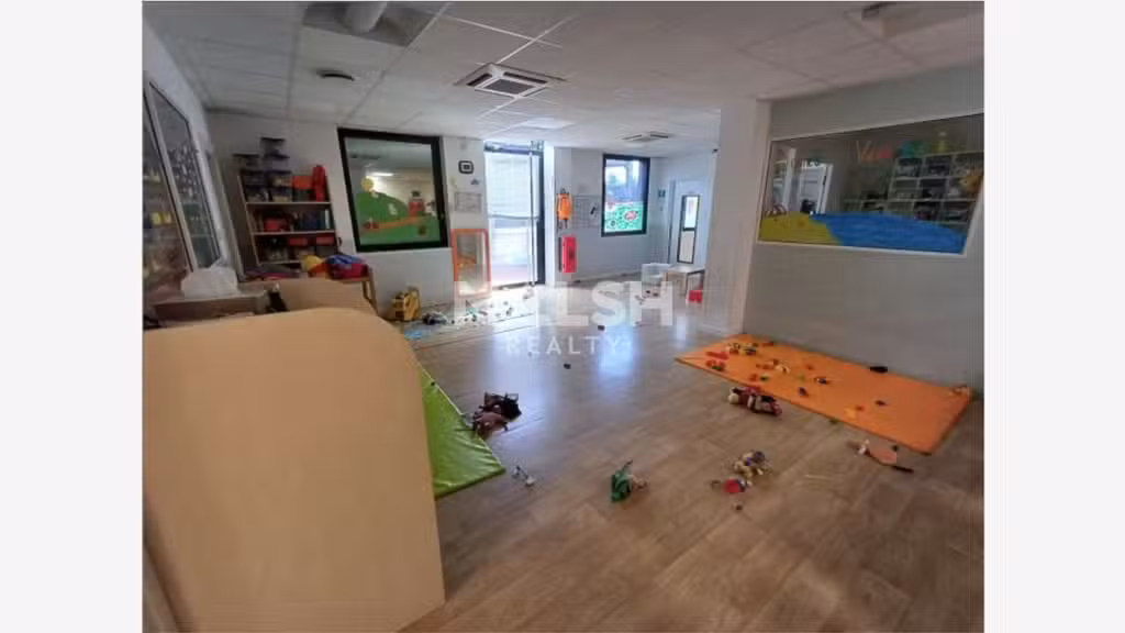 A LOUER - Local commercial (crèche) 494 m² - VAULX
