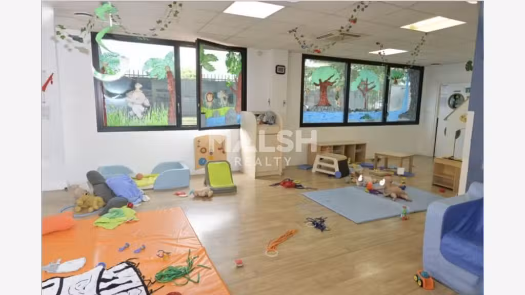 A LOUER - Local commercial (crèche) 494 m² - VAULX