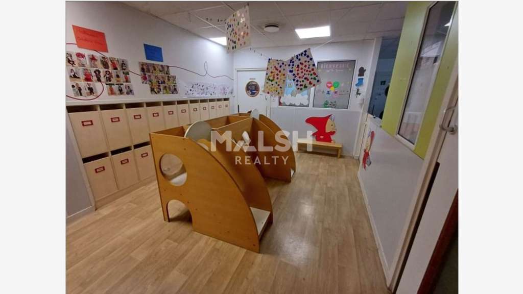 A LOUER - Local commercial (crèche) 494 m² - VAULX