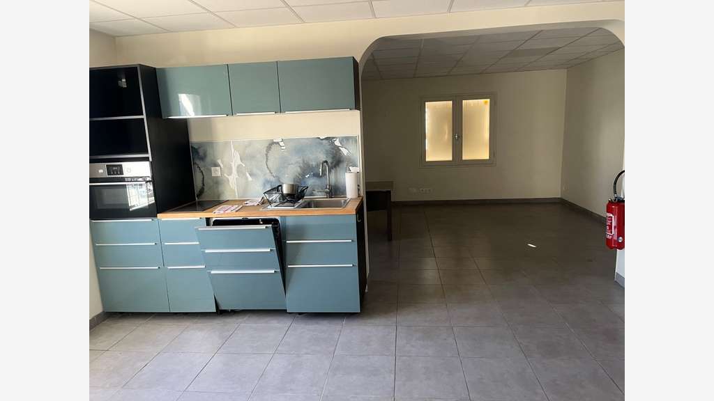 Local professionnel de 250m² à louer à Vauvert