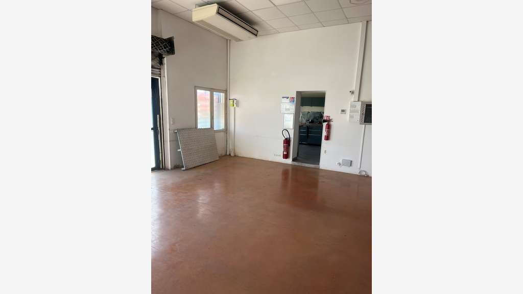 Local professionnel de 250m² à louer à Vauvert