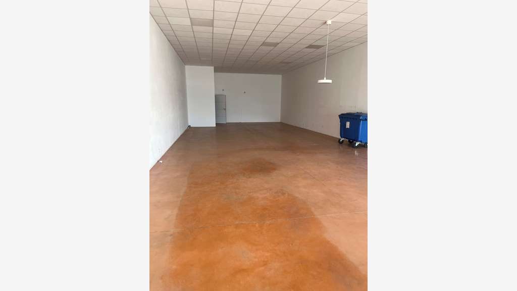 Local professionnel de 250m² à louer à Vauvert