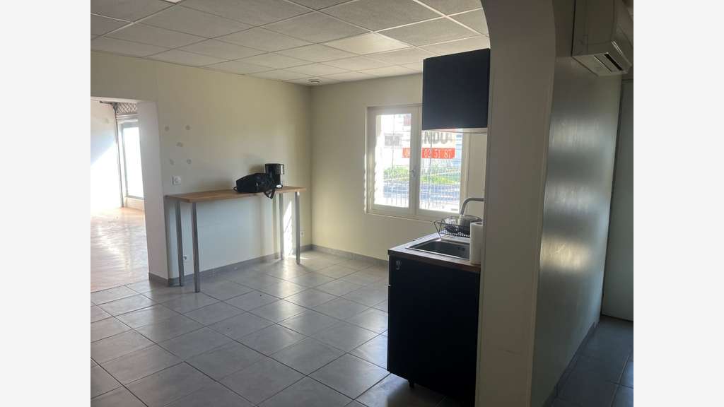 Local professionnel de 250m² à louer à Vauvert