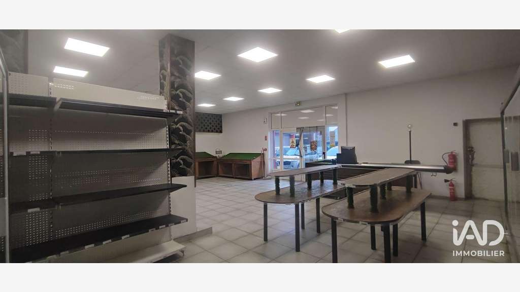 A louer Murs commerciaux 215m² à Vaux-le-Pénil