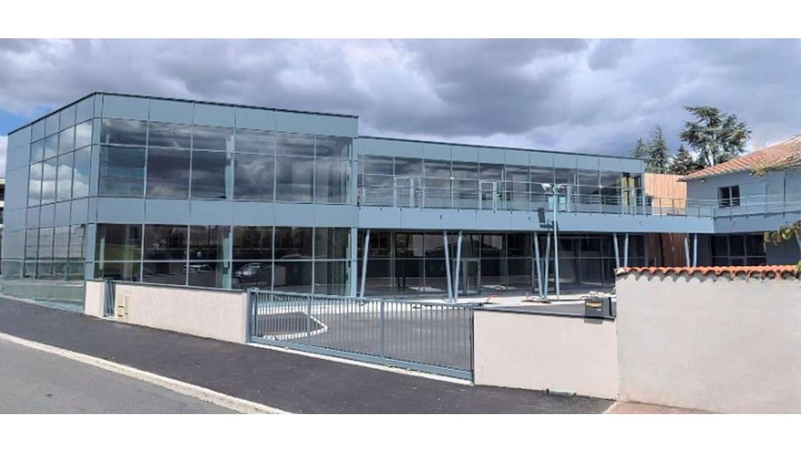 A louer 2  lots commerciaux neufs à Veauche