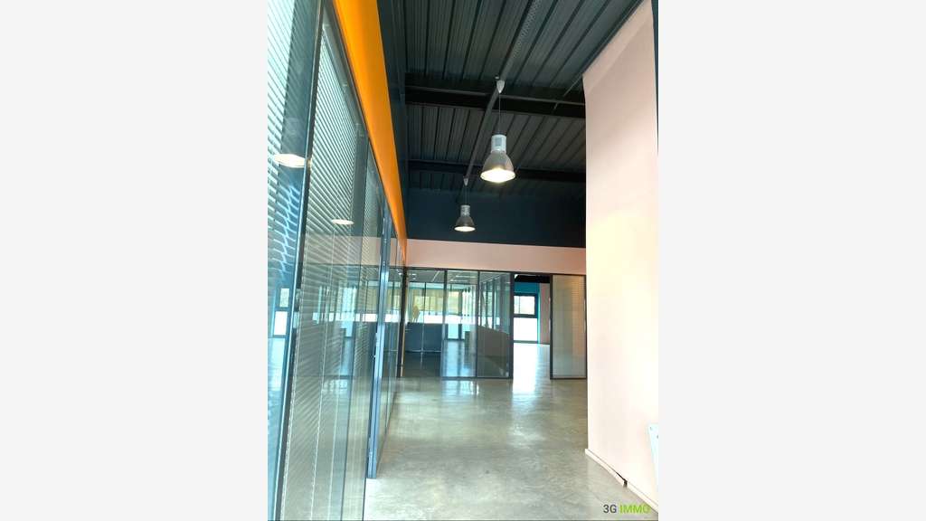 A louer local commercial 300m² R+1 à Vedène