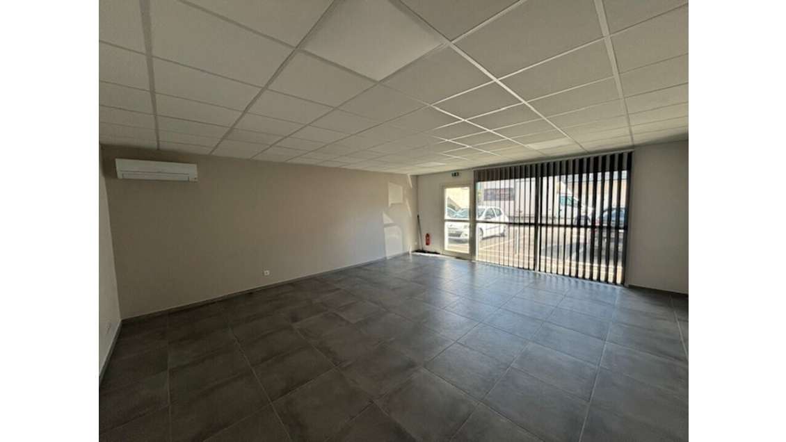VEDÈNE - LOCAL COMMERCIAL à louer