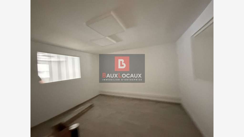 A louer local commercial 260m² retail park Vedène