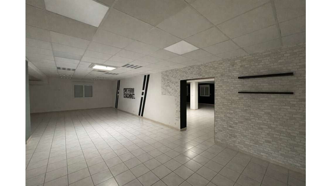 Local bureau de 200m² à louer à Velaux