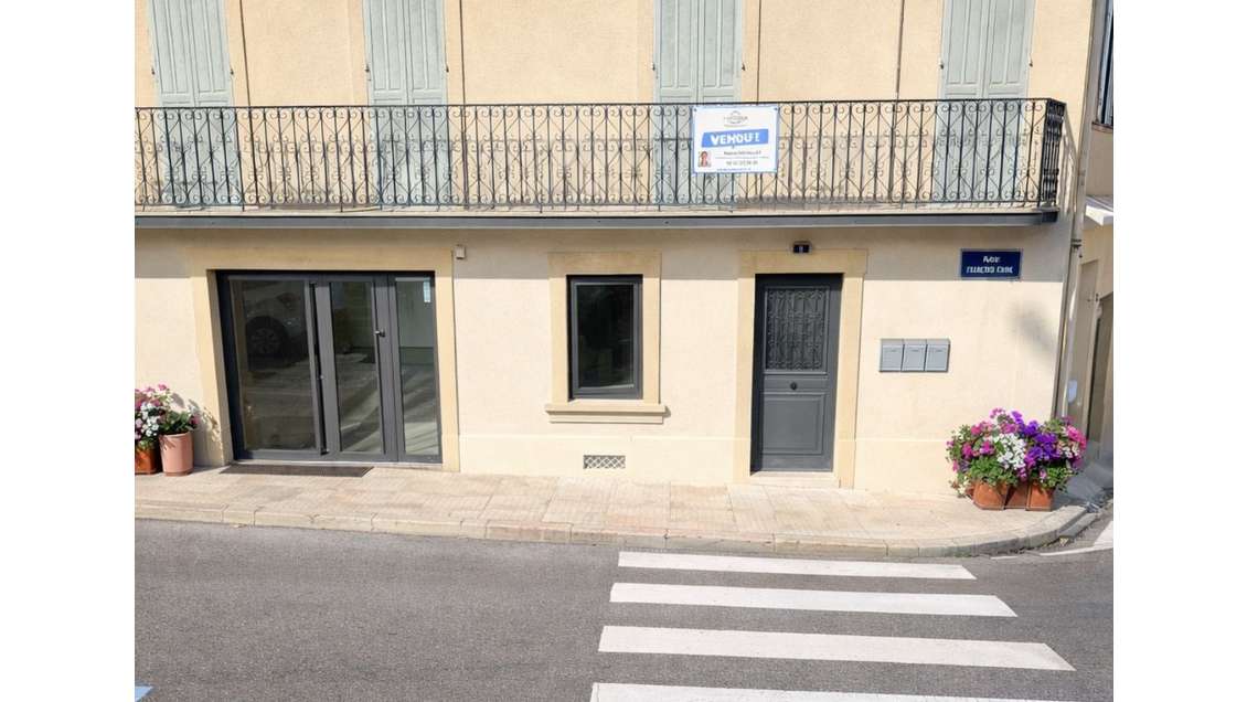 A louer local 33m² place Caire de Velaux