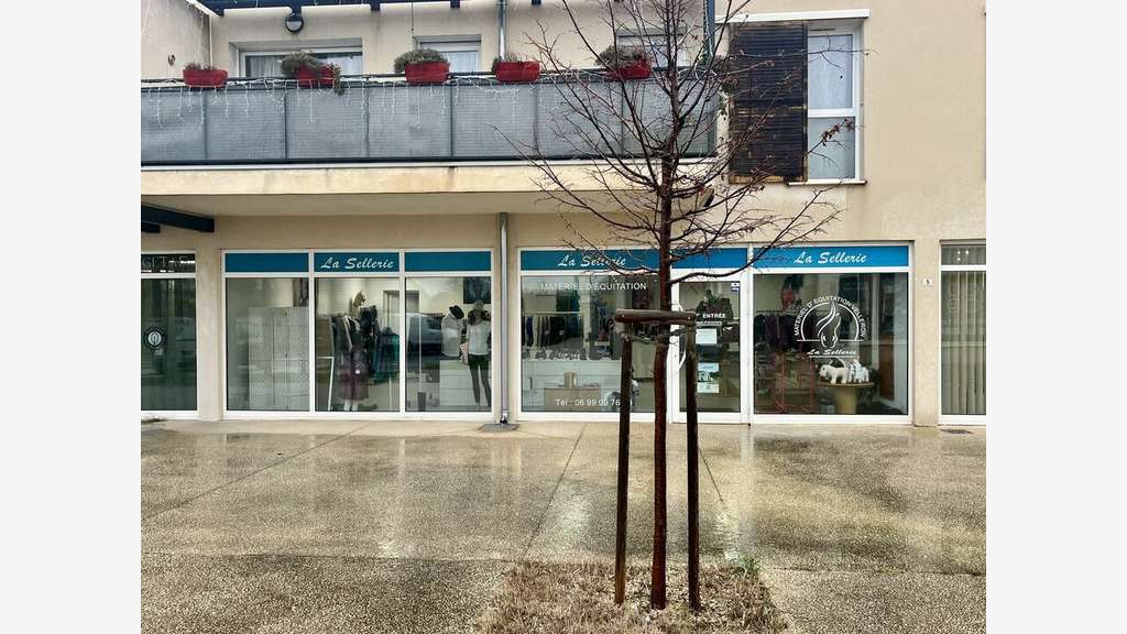 Local 140m² très belle vitrine à louer à Velleron