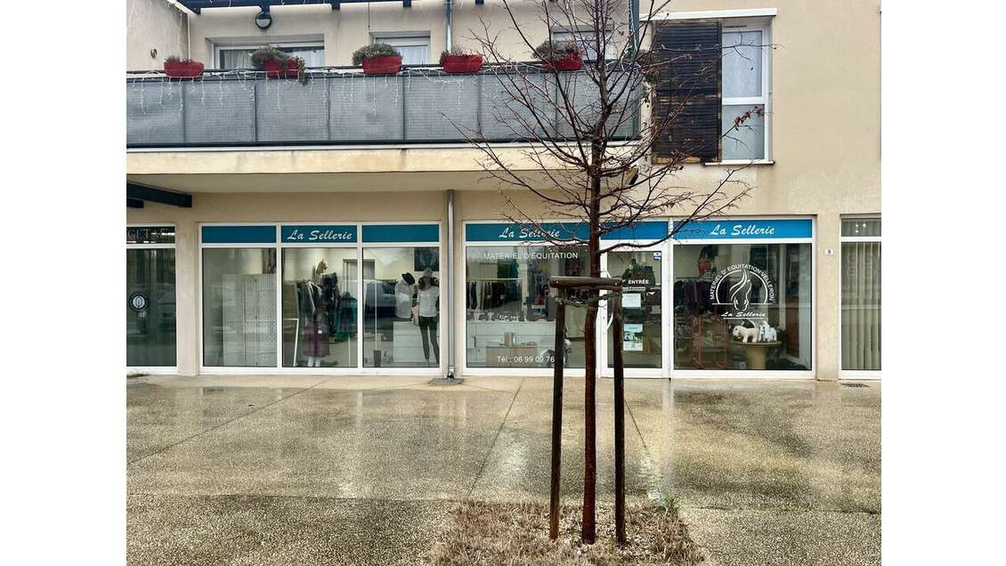 Local 140m² très belle vitrine à louer à Velleron