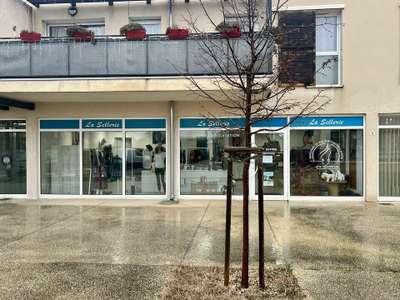 Local 140m² très belle vitrine à louer à Velleron
