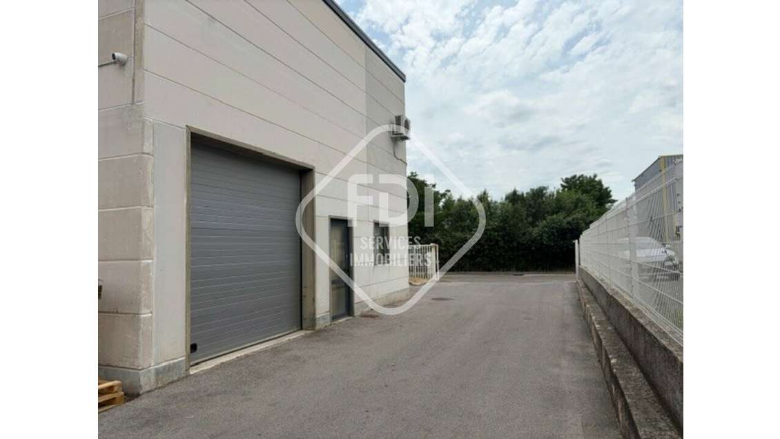 Local commercial de 170m² à louer à Vendargues